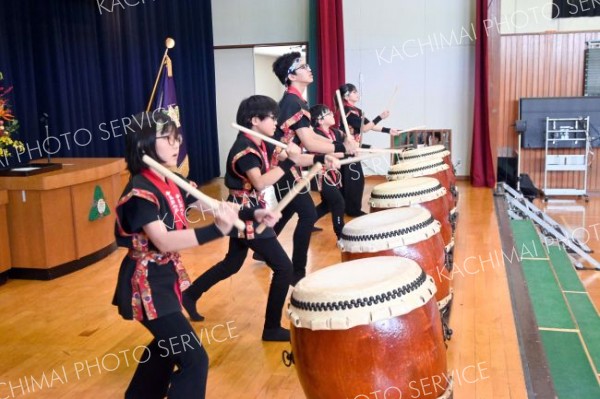 開校１２０周年式典で音更駒大湖を披露する５人の児童ら