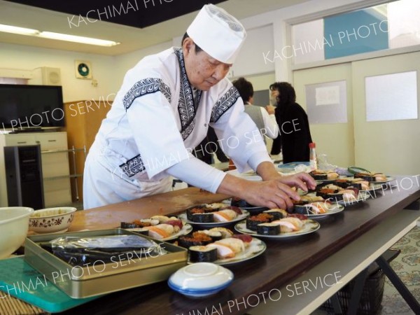 すしを握る幸穂さん