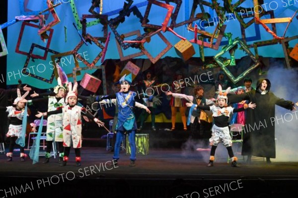 迫力の歌とダンスで魅了　帯広児童劇団４０回公演