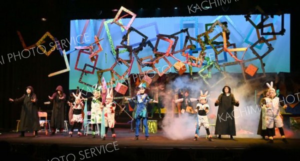 迫力ある舞台で観客を魅了した団員ら