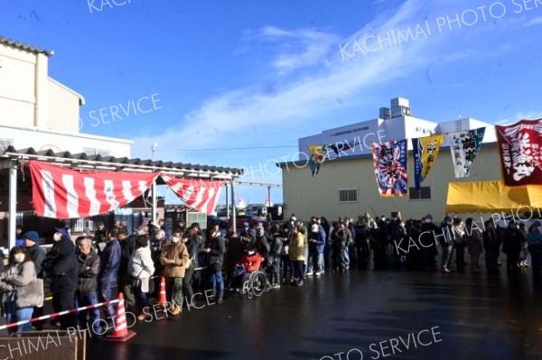 旬の魚介類を買い求める人らでにぎわった年内最後の「魚の日」