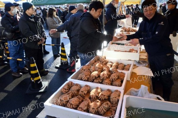 年末開催らしく、旬の毛ガニも登場。活気づいた「魚の日」