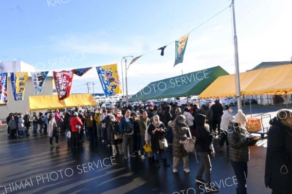 旬の魚介類を買い求める人らでにぎわった年内最後の「魚の日」