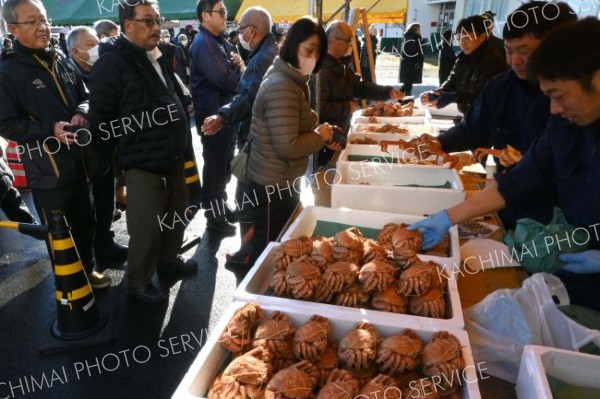 年末開催らしく、旬の毛ガニも登場。活気づいた「魚の日」