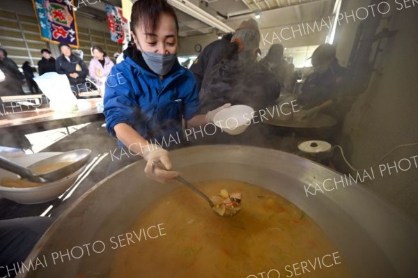 秋あじ鍋をはじめ熱々の３種の海産鍋が無料で振る舞われた（７日午前１１時１５分ごろ、須貝拓也撮影）