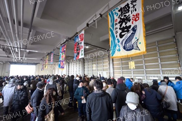 格安な海産物を買い求める来場者でにぎわう会場（５日午前１０時ごろ、須貝拓也撮影）