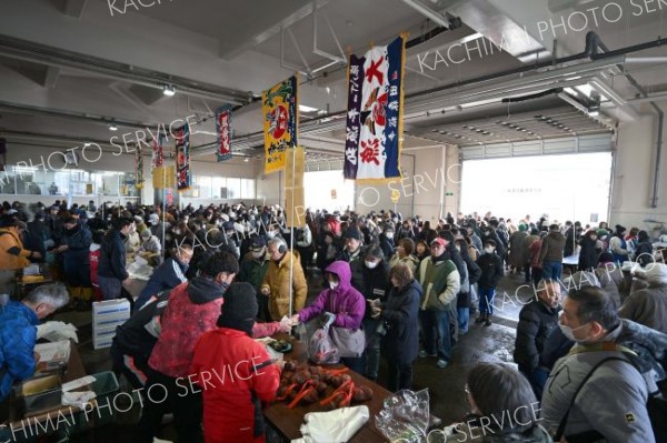 格安な海産物を買い求める来場者でにぎわう会場（５日午前１０時ごろ、須貝拓也撮影）