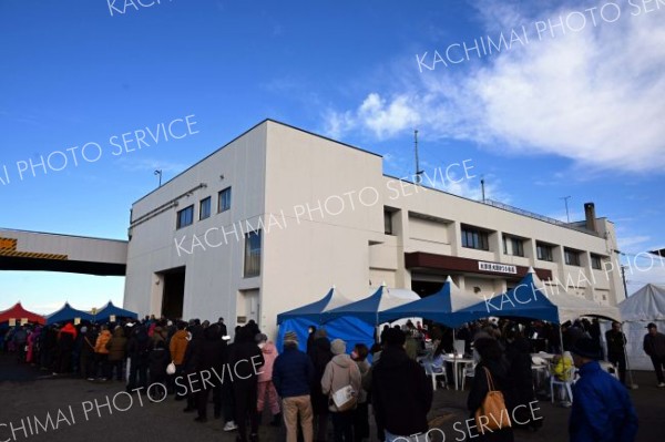 格安な海産物を買い求める来場者で長蛇の列ができた会場（７日午前１０時ごろ、須貝拓也撮影）