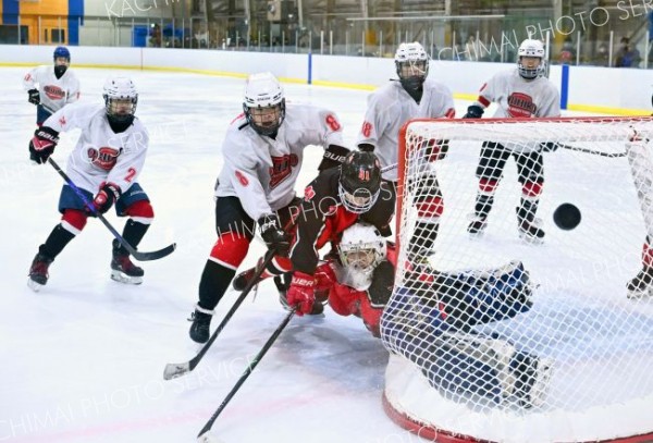 【１回戦・全十勝Ｂ―北海道バーバリアンズＨ．Ｃ．　Ｕ１５】第１ピリオド、パワープレーの間にシュートを試みる全十勝Ｂの（８）萩原羚偉（左から３人目）
