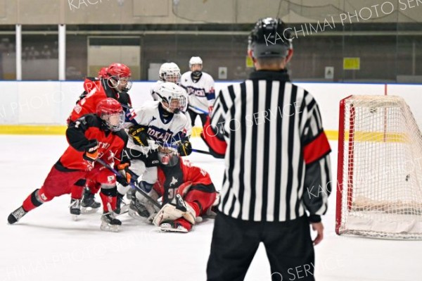 【準決勝・全十勝Ａ－鳥取】第２ピリオド１５分、こぼれたパックを押し込む全十勝Ａの小寺貫太