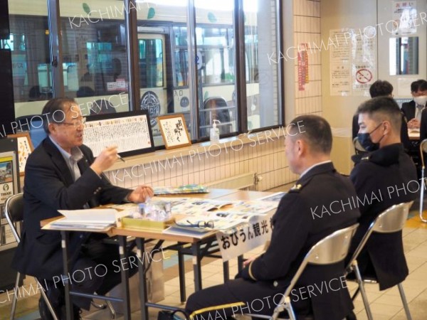 業務内容などを説明する企業のブース