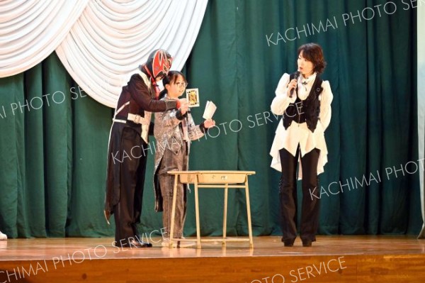 マジシャンの妙技に感嘆　帯広明星小学校で開校９０周年記念鑑賞会