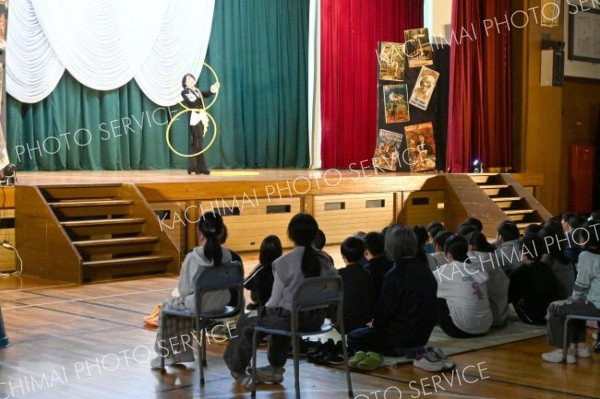 マジックに魅入る児童ら