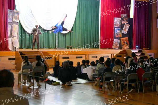 イリュージョンマジックで会場を沸かせるマジシャンら