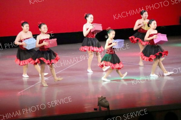 華麗な演技に拍手　ミカバトンクラブが発表会～こぼれ話