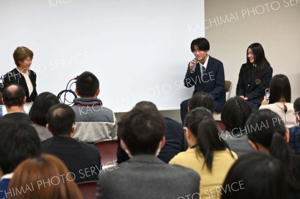 不登校経験がある生徒の話に耳を傾ける来場者