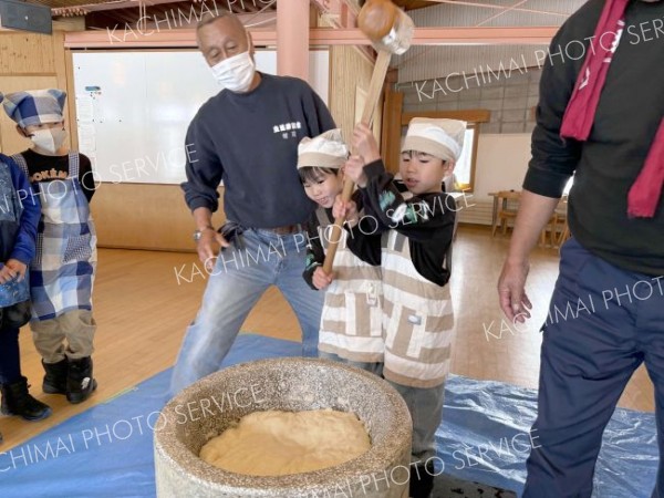 子どもたちが餅つき体験、家族連れ４０人が挑戦　鹿追