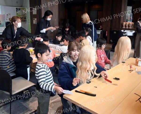 園児がヘアアレンジやネイルを体験　理容美容専門学校帯広校で初開催