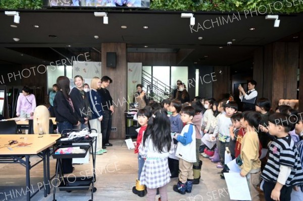 園児の理美容体験https://img.kachimai.jp/image/20251210/2025121000533-2.jpg初開催　理容美容専門学校帯広校 2