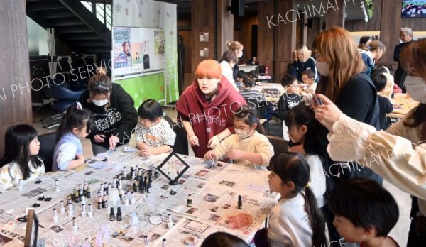 学生たちが先生役となり体験を楽しむ園児たち