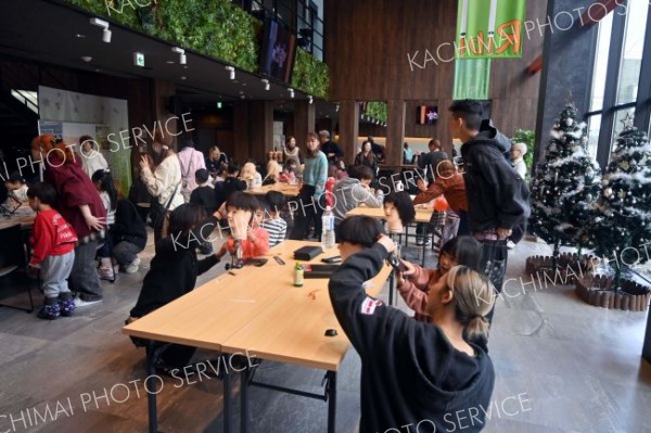 学生の案内で理美容に挑戦する園児たち