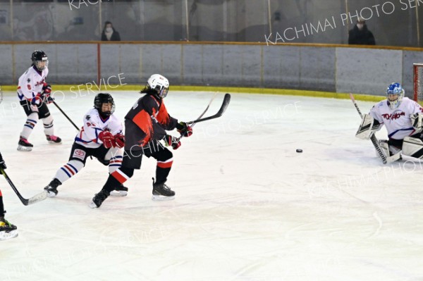 【リーグ戦・帯広選抜―苫小牧選抜】第３ピリオド、帯広のＦＷ田代琉理愛（黒色のユニホーム）がゴールを決め、１―４とする