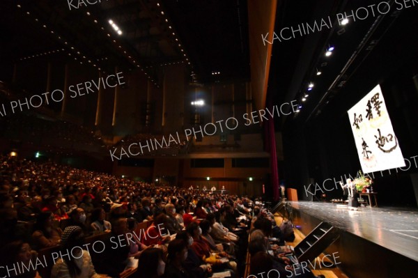 １６００人が会場に詰めかけたＨ１法話グランプリ