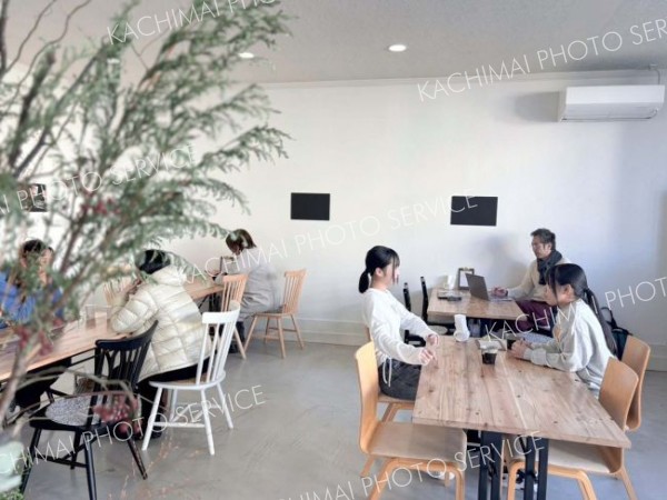 にぎわっている店内