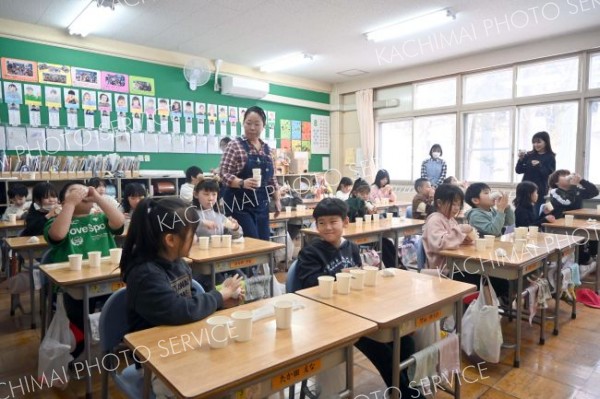 砂糖の違い、五感で感じる　管内小学生に食育授業