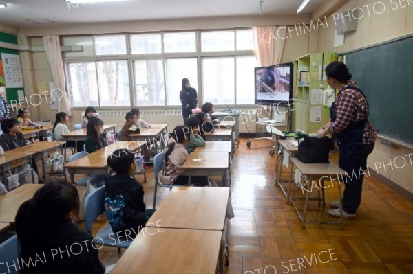 砂糖の違い、五感で感じる　管内小学生に食育授業 2