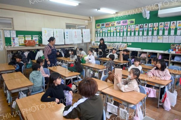 砂糖の違い、五感で感じる　管内小学生に食育授業 3
