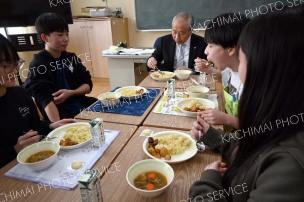 駒場小で児童らと「和ぎゅリー給食」を食べる