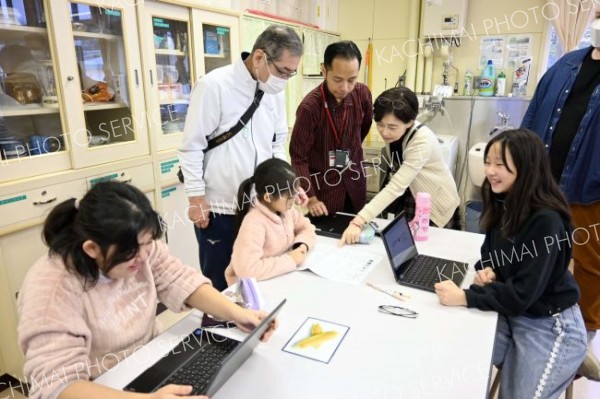 児童とＪＩＣＡ研修員が交流　愛国小