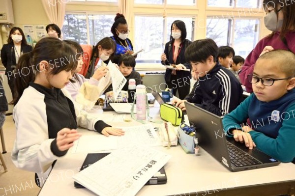 食育の授業を視察するＪＩＣＡ研修員ら