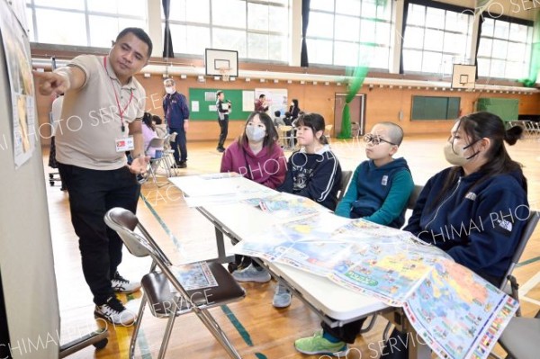 ＪＩＣＡ研修員と交流する児童ら