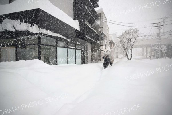 今年２月に記録的な大雪に見舞われた市内（須貝拓也撮影）