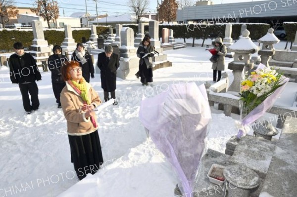 依田勉三翁没後１００年墓参（金野和彦撮影）