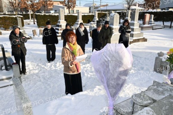 依田勉三翁没後１００年墓参（金野和彦撮影）