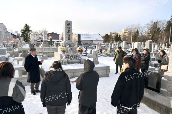 依田勉三翁没後１００年墓参（金野和彦撮影）