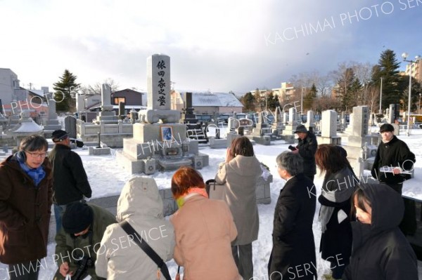 依田勉三翁没後１００年墓参（金野和彦撮影）