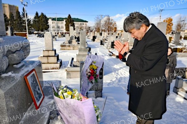 依田勉三翁没後１００年墓参（金野和彦撮影）