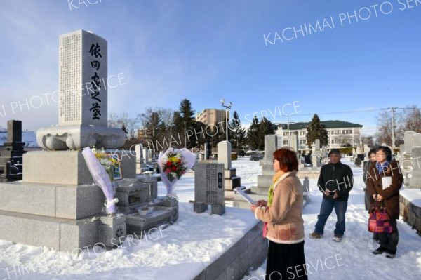 依田勉三翁没後１００年墓参（金野和彦撮影）