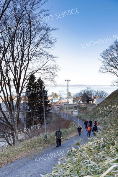 津波に備えた訓練で、自宅から高台の安全な場所まで徒歩で避難する音調津地区の住民ら（１３日午前９時過ぎ、広尾町音調津、石原秀樹通信員撮影）