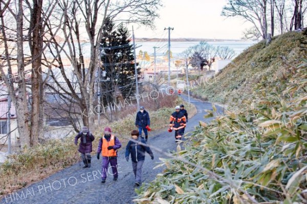 津波に備えた訓練で、自宅から高台の安全な場所まで徒歩で避難する音調津地区の住民ら（１３日午前９時過ぎ、広尾町音調津、石原秀樹通信員撮影）
