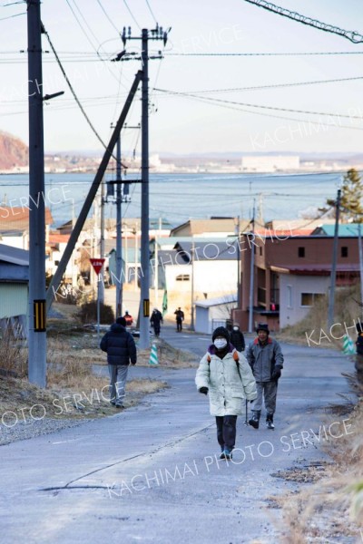 津波に備えた訓練で、自宅から高台の安全な場所まで徒歩で避難する音調津地区の住民ら（１３日午前９時過ぎ、広尾町音調津、石原秀樹通信員撮影）