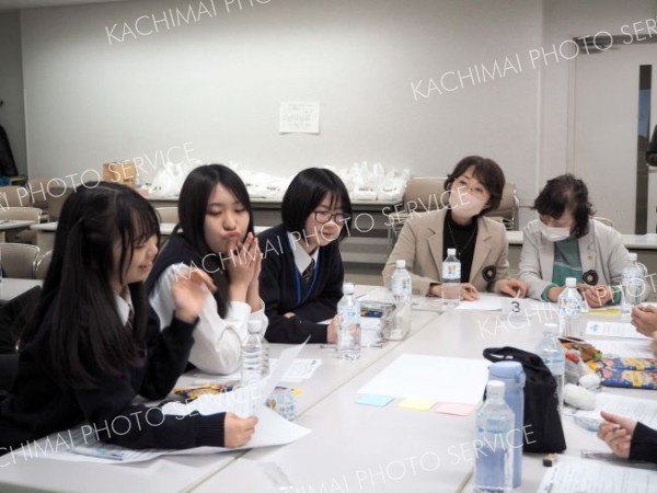 夢について語り合う生徒と会員