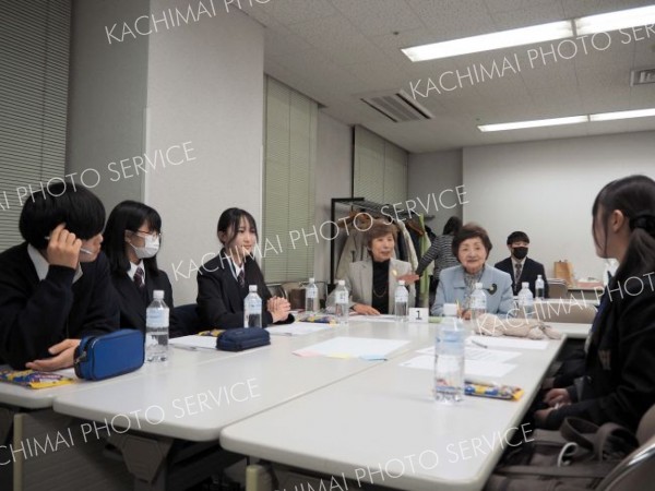 夢について語り合う生徒と会員