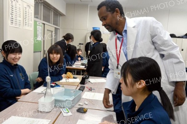 ＪＩＣＡ研修員が帯広柏葉高校で理系授業