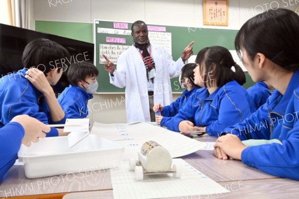 実験方法を説明する研修員