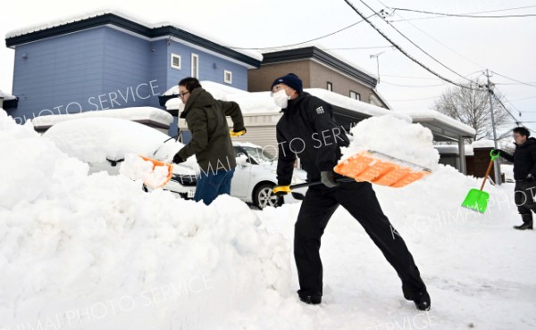 師走の大雪、雪かき追われため息　交通ダイヤに大幅乱れも